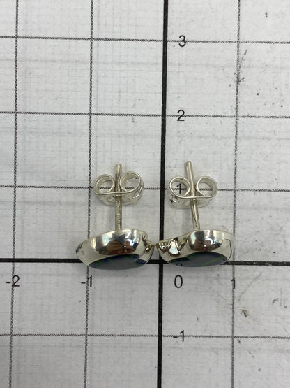 Aretes con escala de medida mostrando 1.3 cm de largo total