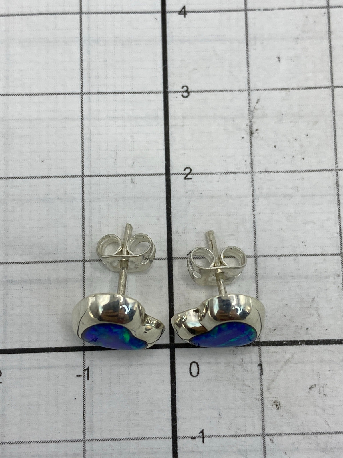 Reverso de los aretes mostrando el Quinto 925 grabado en la plata