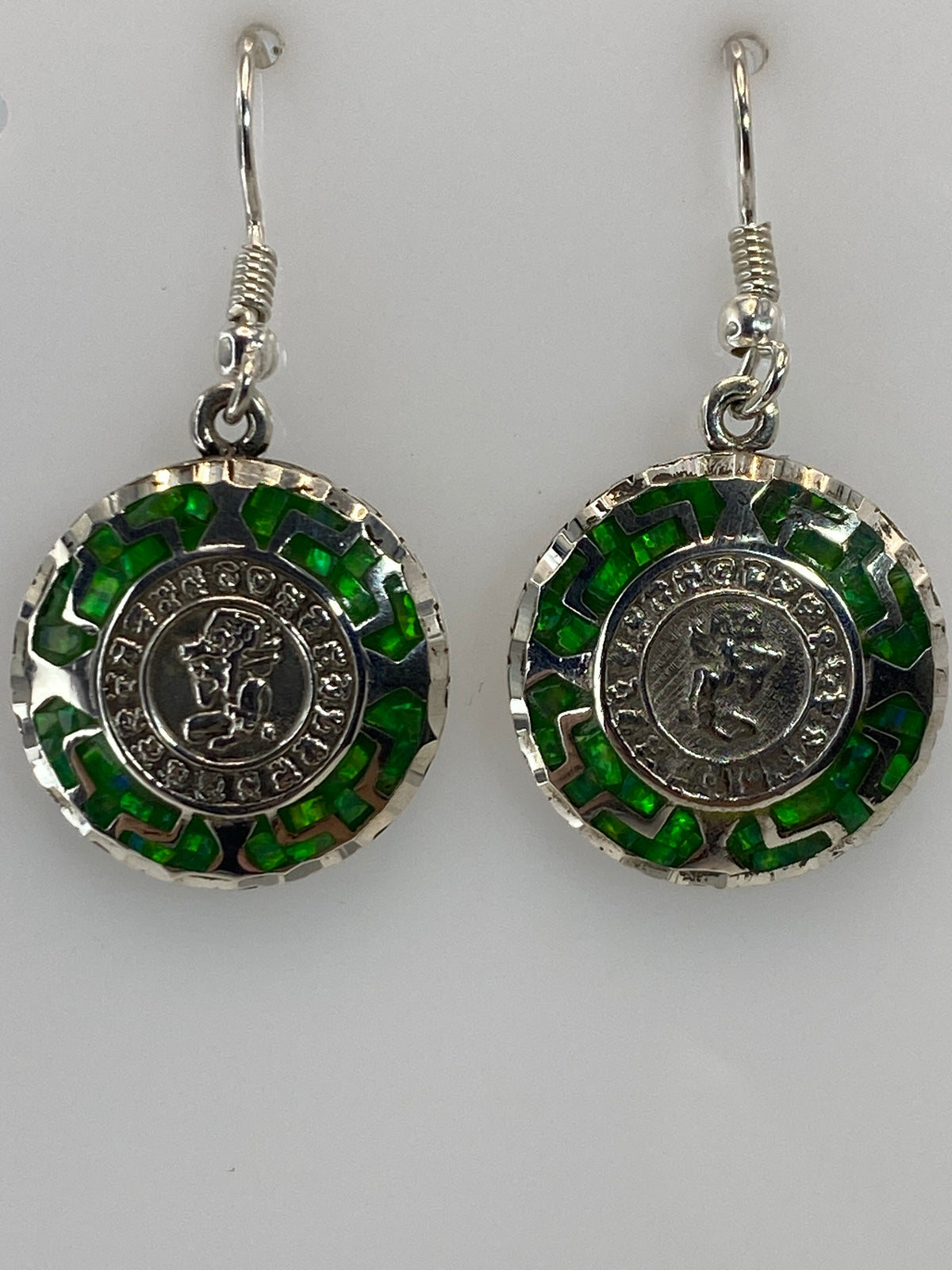 Par de aretes de plata con ópalo de fuego verde limón colgando de los lóbulos