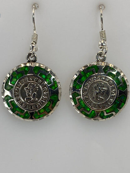 Par de aretes de plata con ópalo de fuego verde limón colgando de los lóbulos