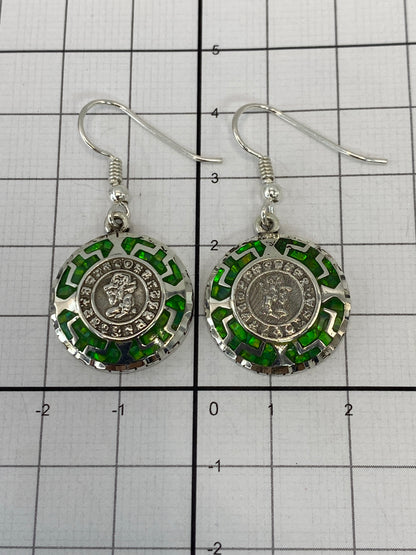 Aretes sobre fondo blanco con el sello del Quinto 950 visible