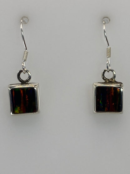 Par de aretes de plata con ópalo de fuego multicolor en la oreja