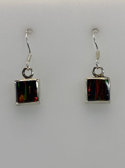 Detalle de los aretes mostrando el ópalo multicolor engastado en plata