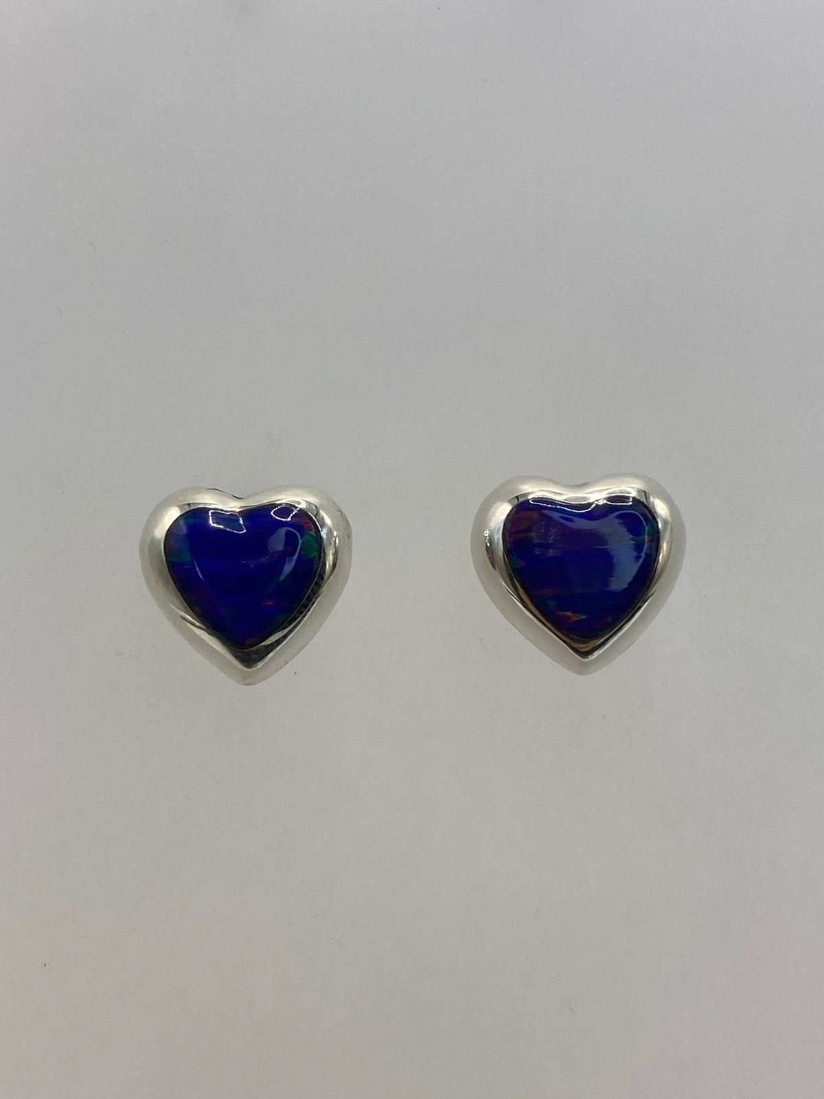 Par de aretes corazón de plata 925 con ópalo de fuego morada engastado