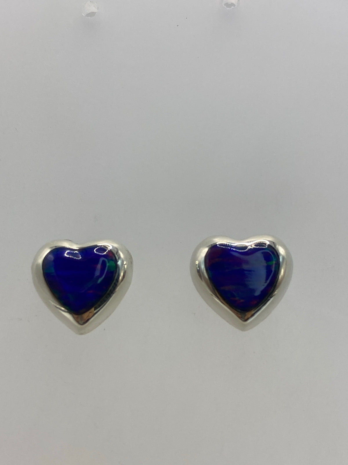 Aretes de plata con piedra ópalo morada, vista frontal