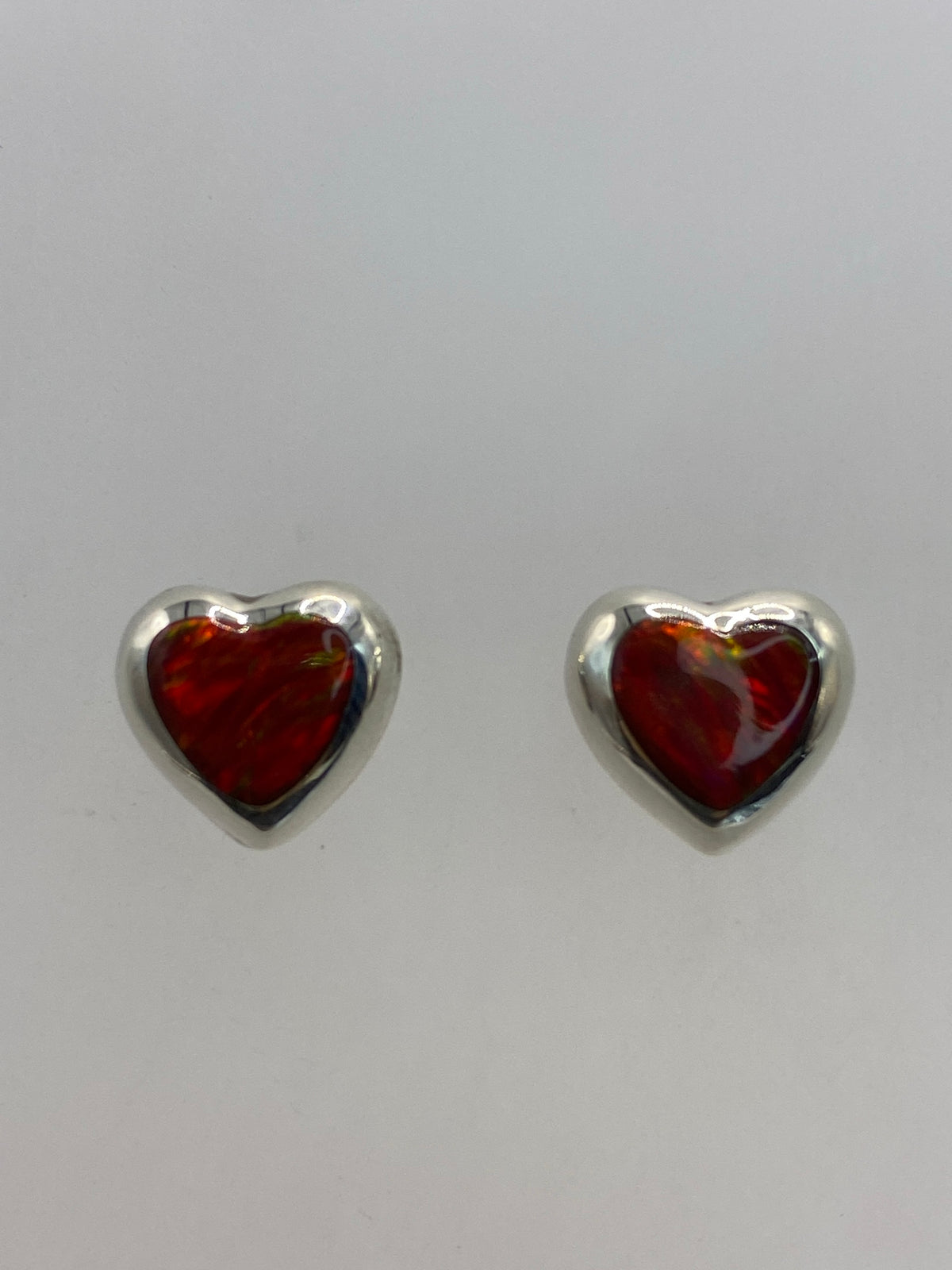 Par de aretes de plata con Ópalo de Fuego rojo, diseño delicado con engaste a mano