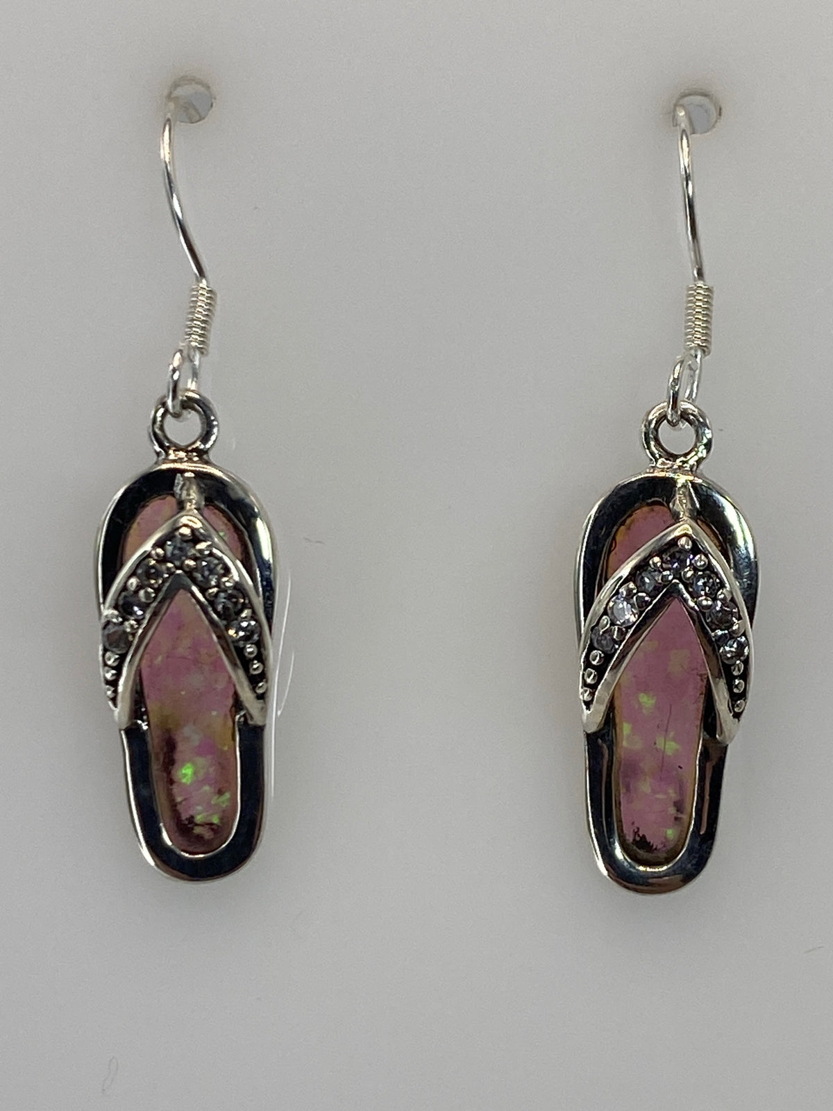 Par de aretes de plata con ópalo de fuego rosa engastado, largos 3.1 cm, colgando del gancho