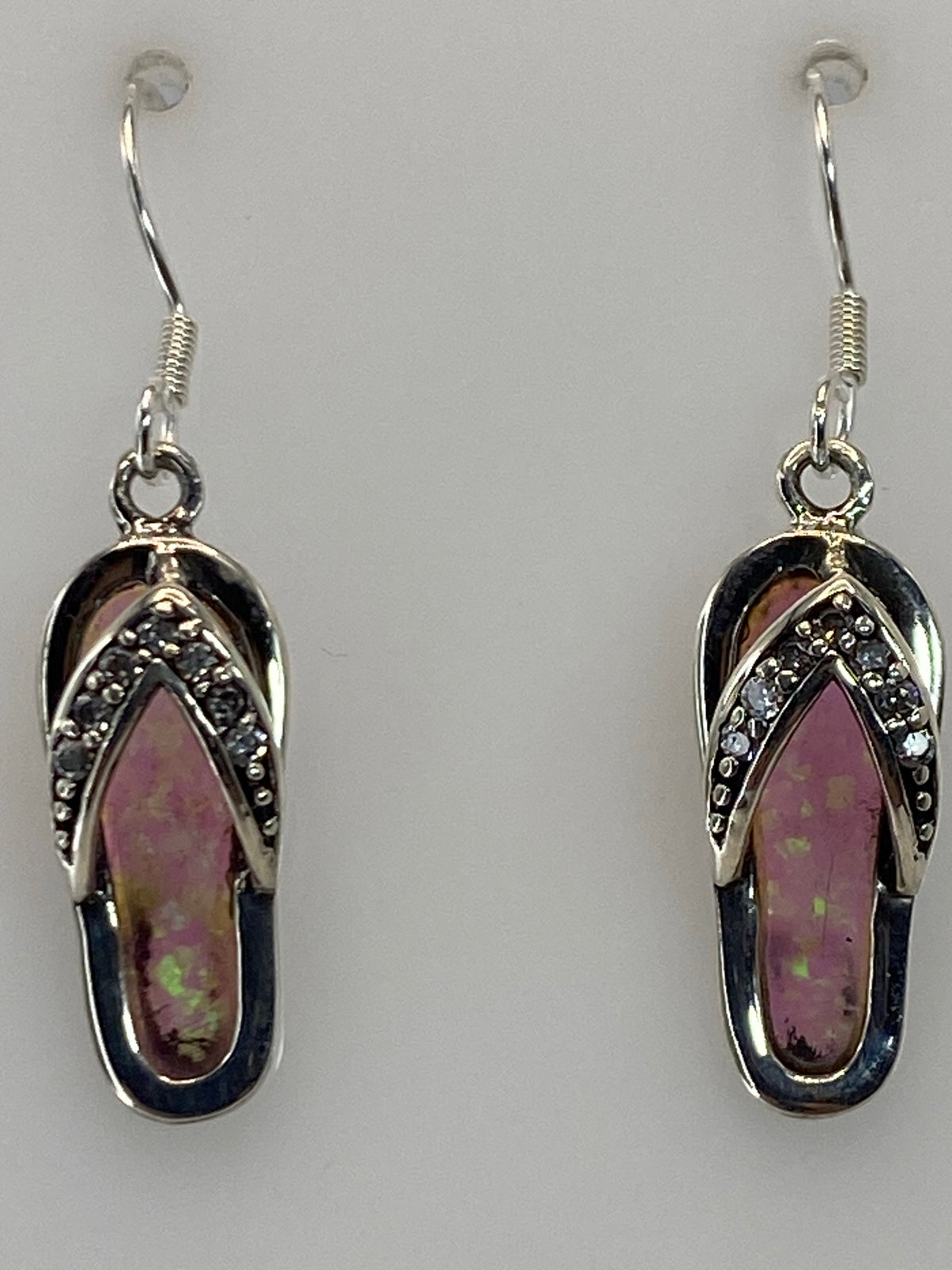 Aretes de plata 925 en ópalo de fuego rosa sobre fondo blanco