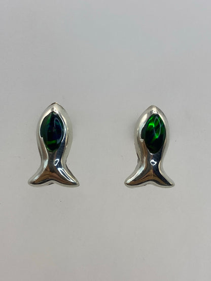 Par de aretes de plata 925 con ópalo de fuego verde, vista frontal mostrando las piedras luminosas