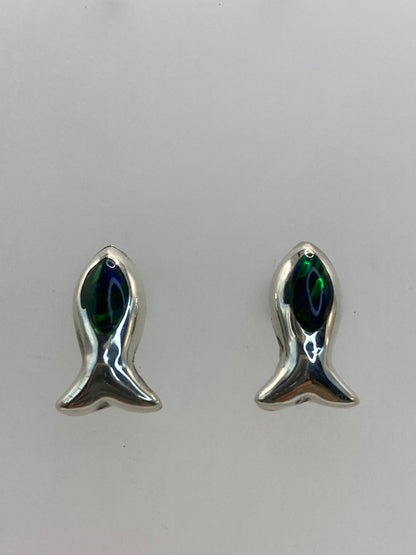 Detalle lateral de un arete con ópalo verde engastado en plata
