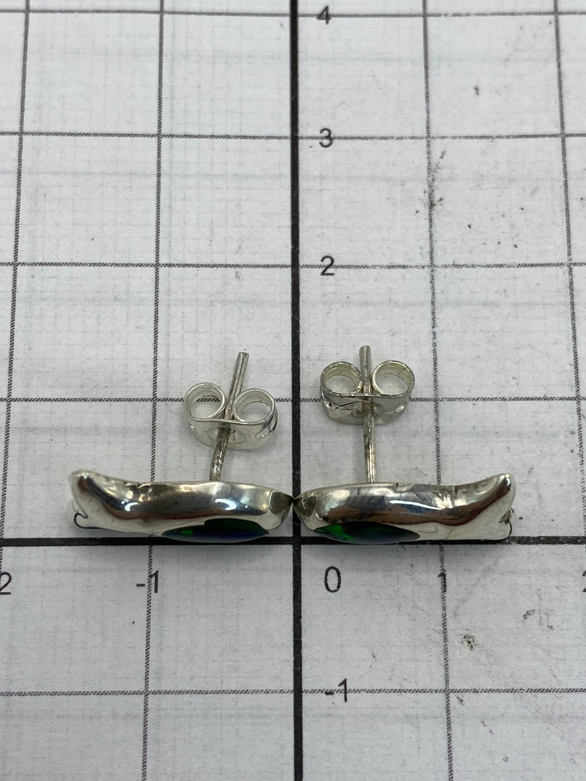 Aretes sobre escala de centímetros, tamaño 1.4 × 1.5 cm