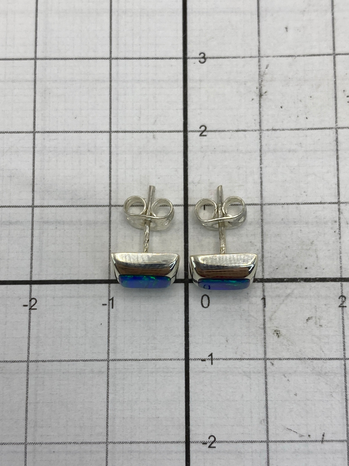Reverso de los aretes con la presilla y la marca del Quinto 925