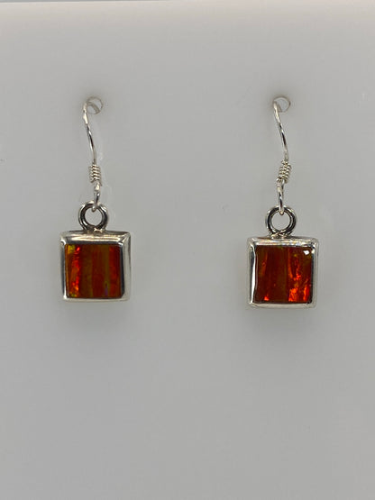 Aretes colgando mostrando el brillo naranja del Ópalo de Fuego