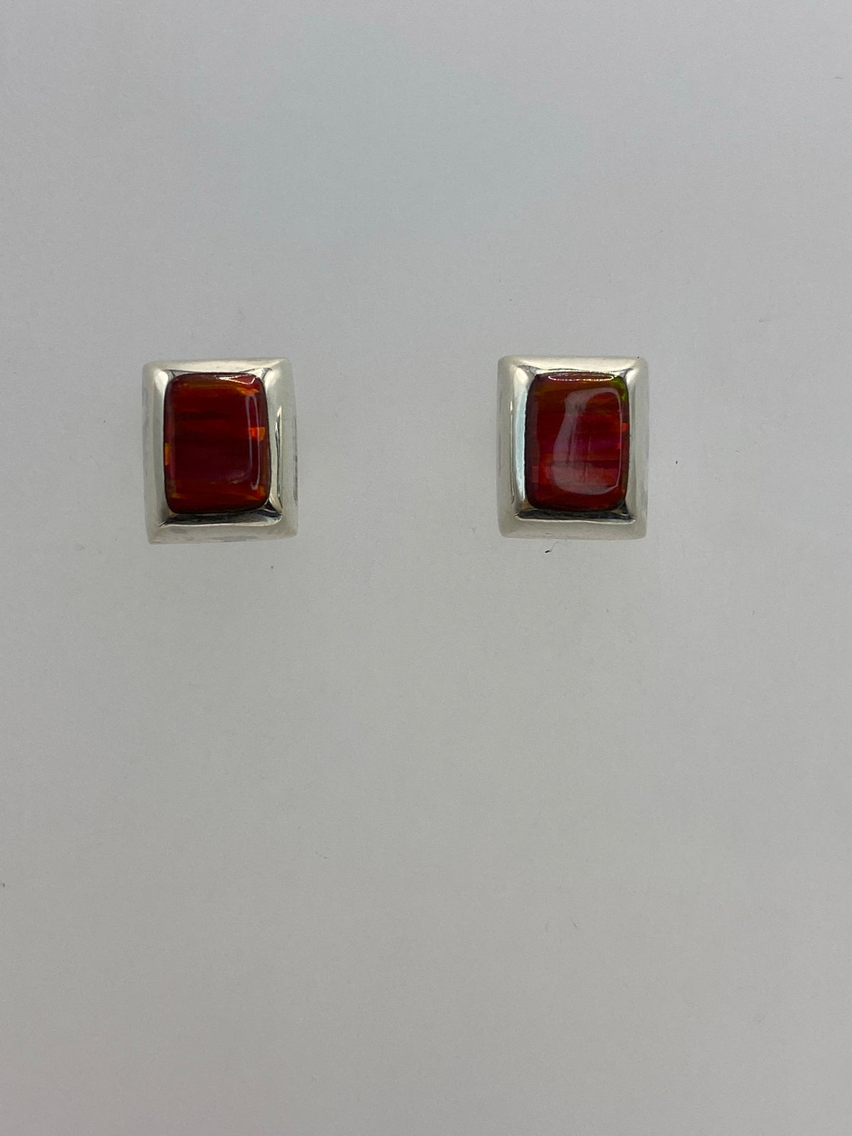 Par de aretes de plata 925 con ópalo de fuego rojo en engaste cuadrado, vista frontal