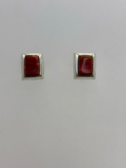 Par de aretes de plata 925 con ópalo de fuego rojo en engaste cuadrado, vista frontal