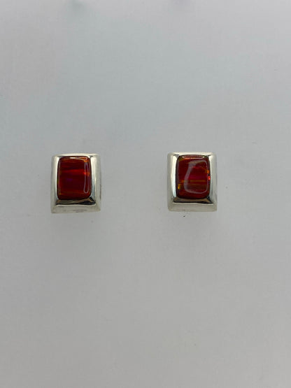 Aretes de ópalo de fuego rojo en plata 925 desde ángulo lateral mostrando la profundidad de la piedra