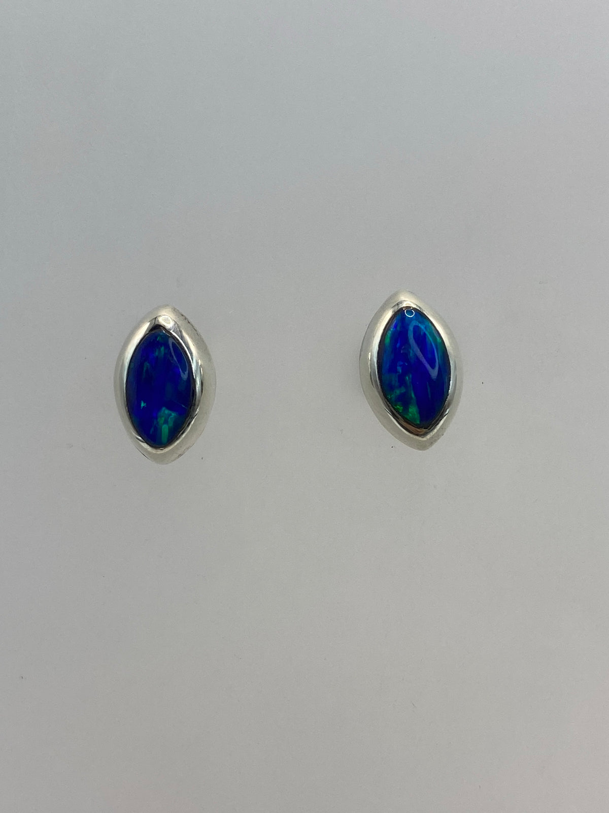 Aretes con medidor de escala mostrando 1.4 cm de largo