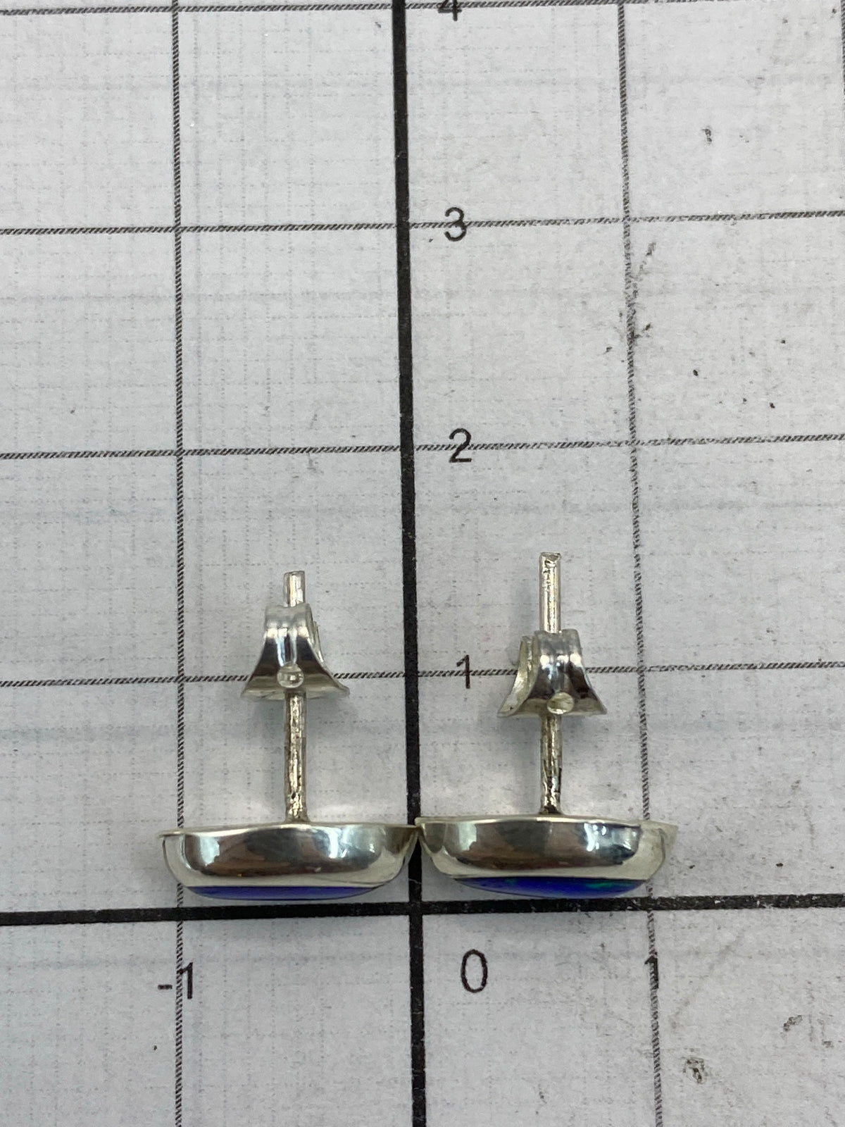 Reverso de los aretes mostrando el Quinto 925 en la plata