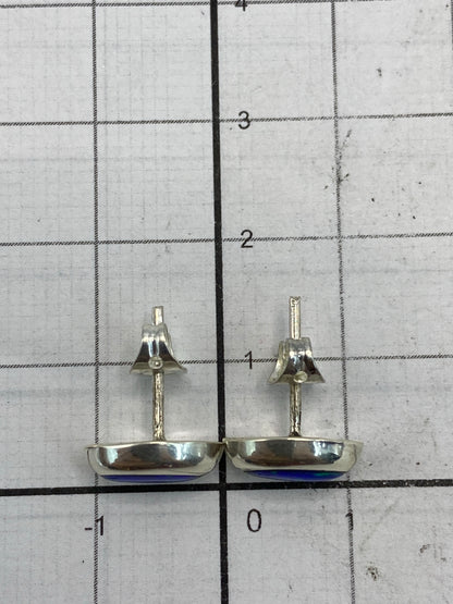 Reverso de los aretes mostrando el Quinto 925 en la plata