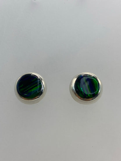 Aretes de plata 925 con incrustación de ópalo de fuego verde, vista lateral con cierre de postes