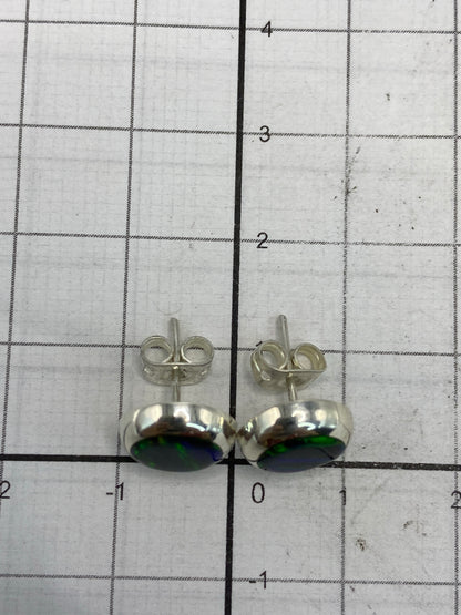 Aretes sobre fondo blanco mostrando el Quinto 925 y el acabado pulido