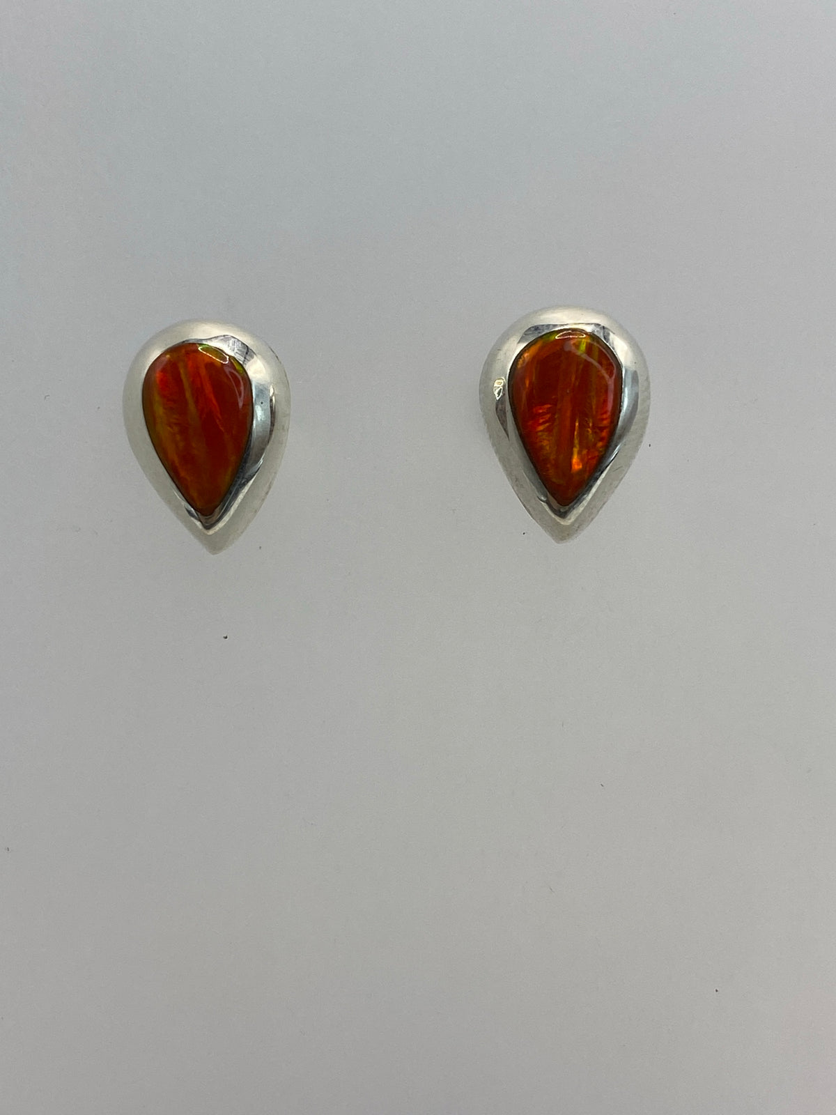 Par de aretes de plata con opalo de fuego naranja engastado