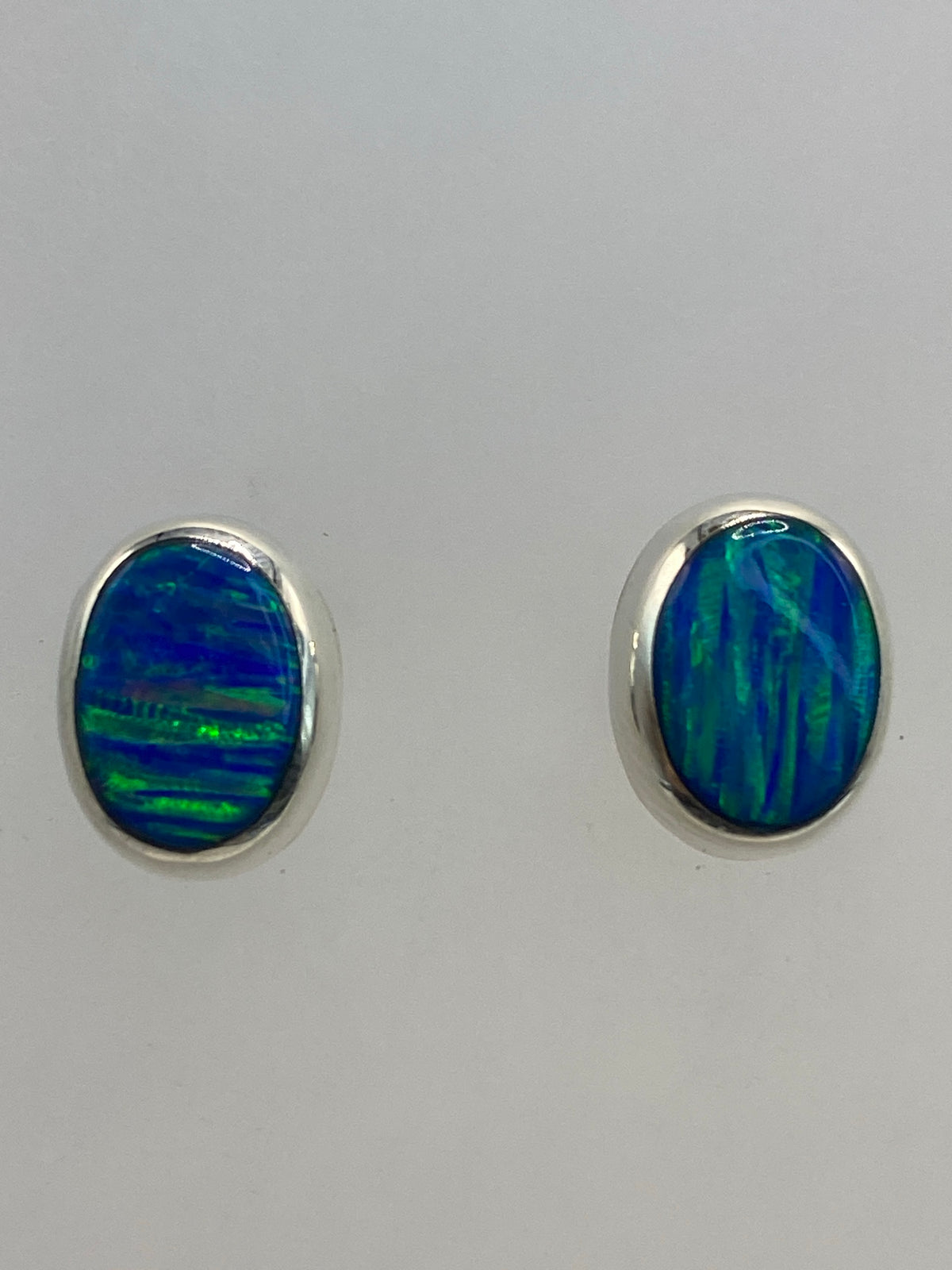 Aretes de 1.4 cm mostrando el brillo de la piedra