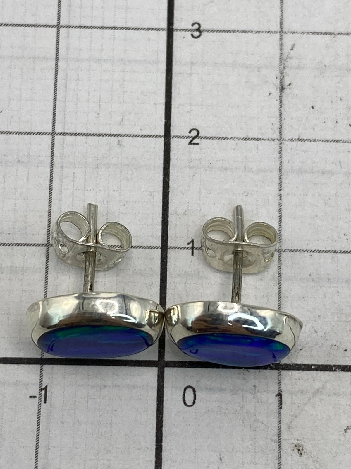Aretes de plata 925 con Quinto visible en el engaste del ópalo