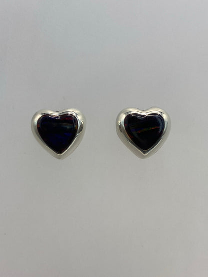 Par de aretes corazón de plata con ópalo de Fuego anaranjado y rojo sobre fondo gris