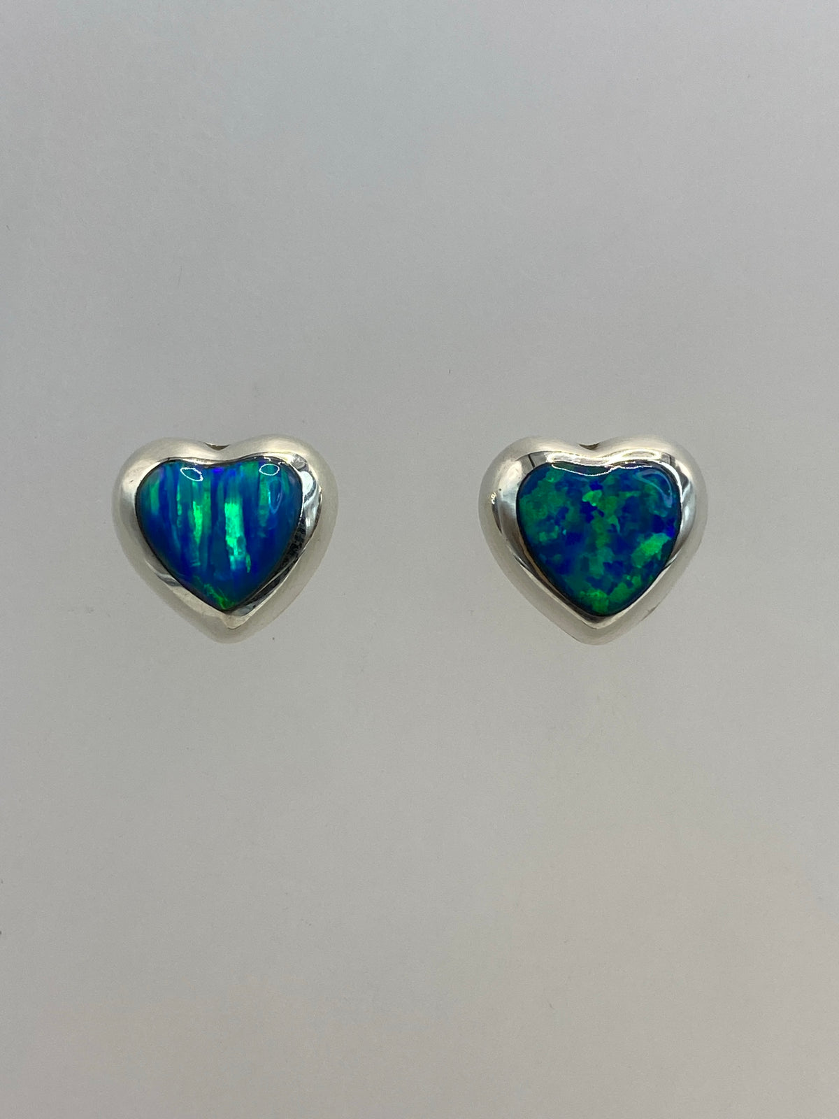 Par de aretes de plata con ópalo de fuego azul cielo engastados a mano