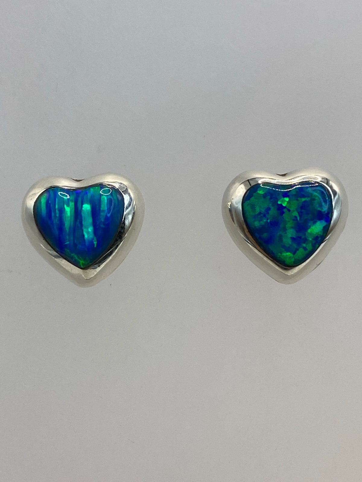 Detalle de la piedra azul cielo del ópalo de fuego