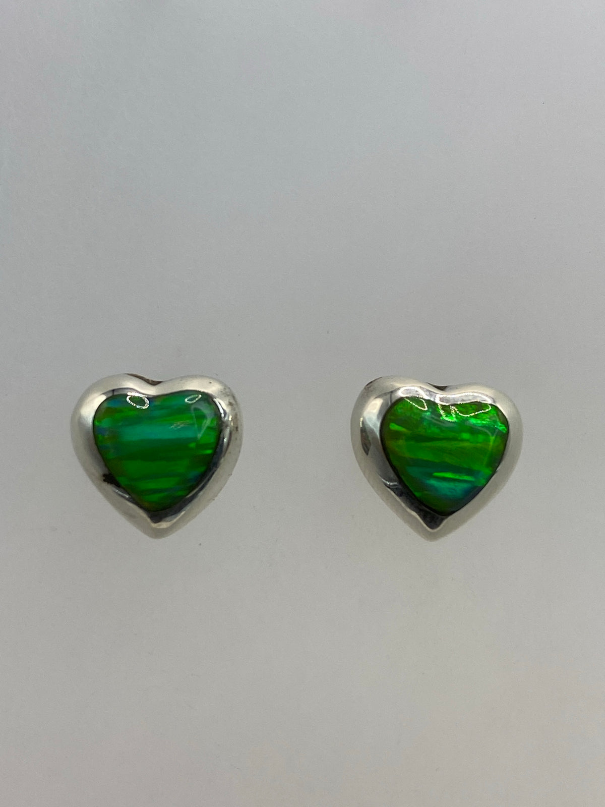 Par de aretes de plata con ópalo de fuego verde limón, tamaño compacto 1.3 cm