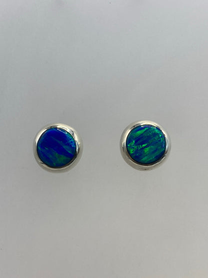 Par de aretes de plata con ópalo de fuego azul cielo engastado