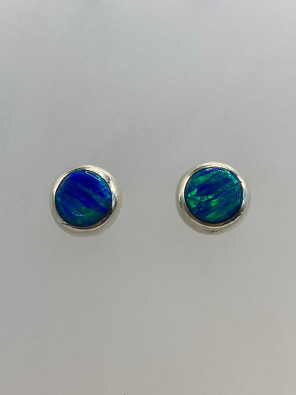 Aretes de plata 925 visto de frente mostrando el color azul de la piedra