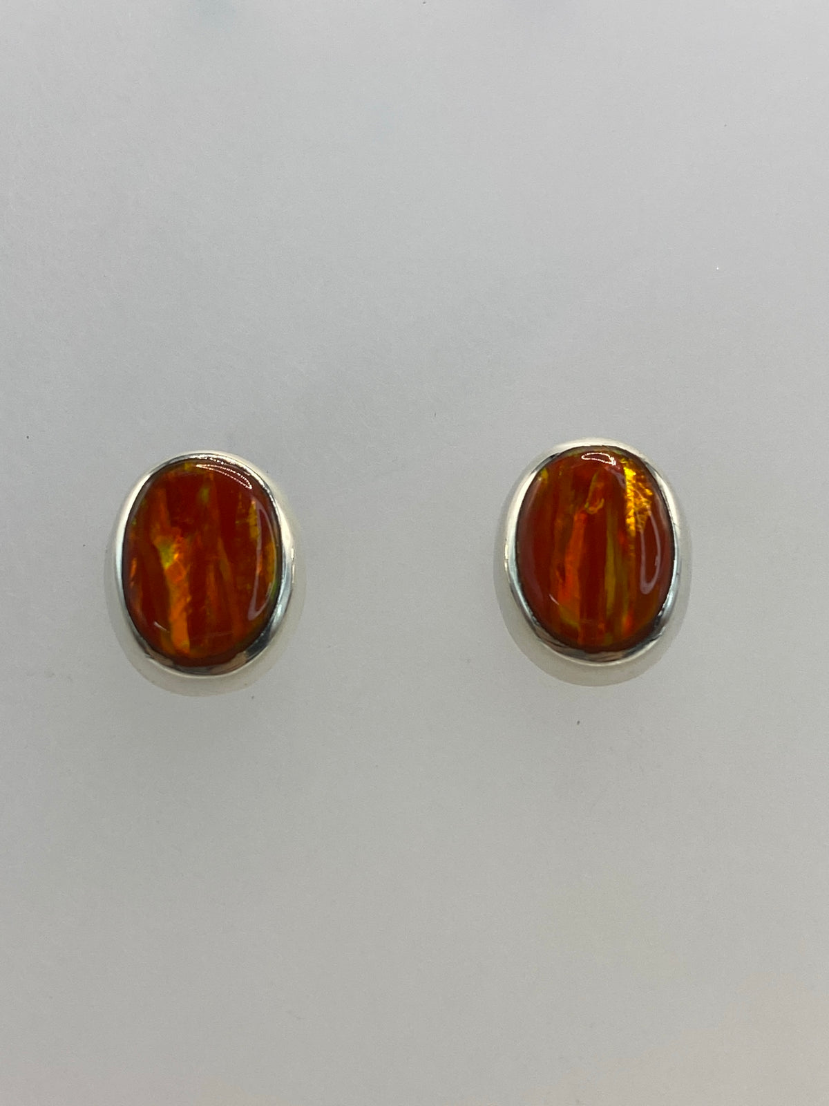 Detalle frontal del ópalo de fuego naranja engastado en plata 925