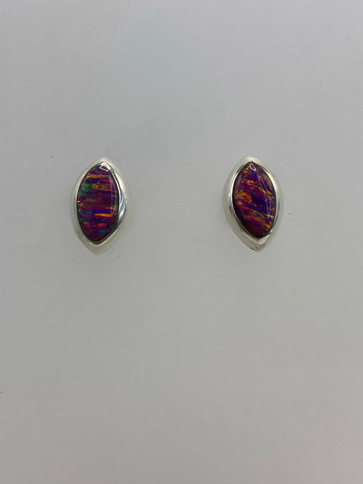 Par de aretes de plata con ópalo de fuego morado engastado