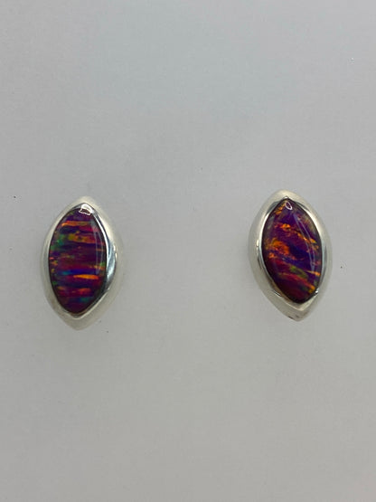 Aretes de ópalo morado sobre fondo blanco mostrando el Quinto 950