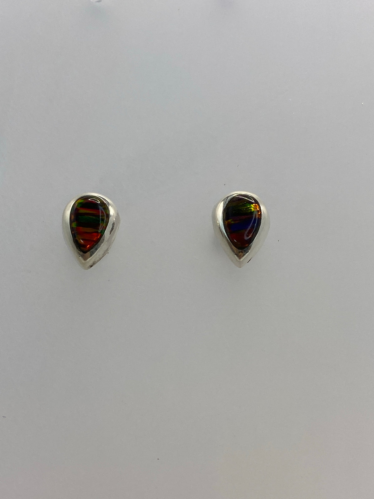 Detalle del engaste a mano del ópalo de fuego en plata 925