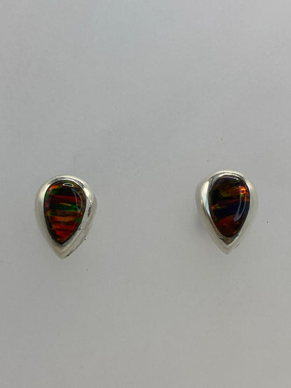 Aretes puestos en lóbulo mostrando el brillo multicolor del ópalo