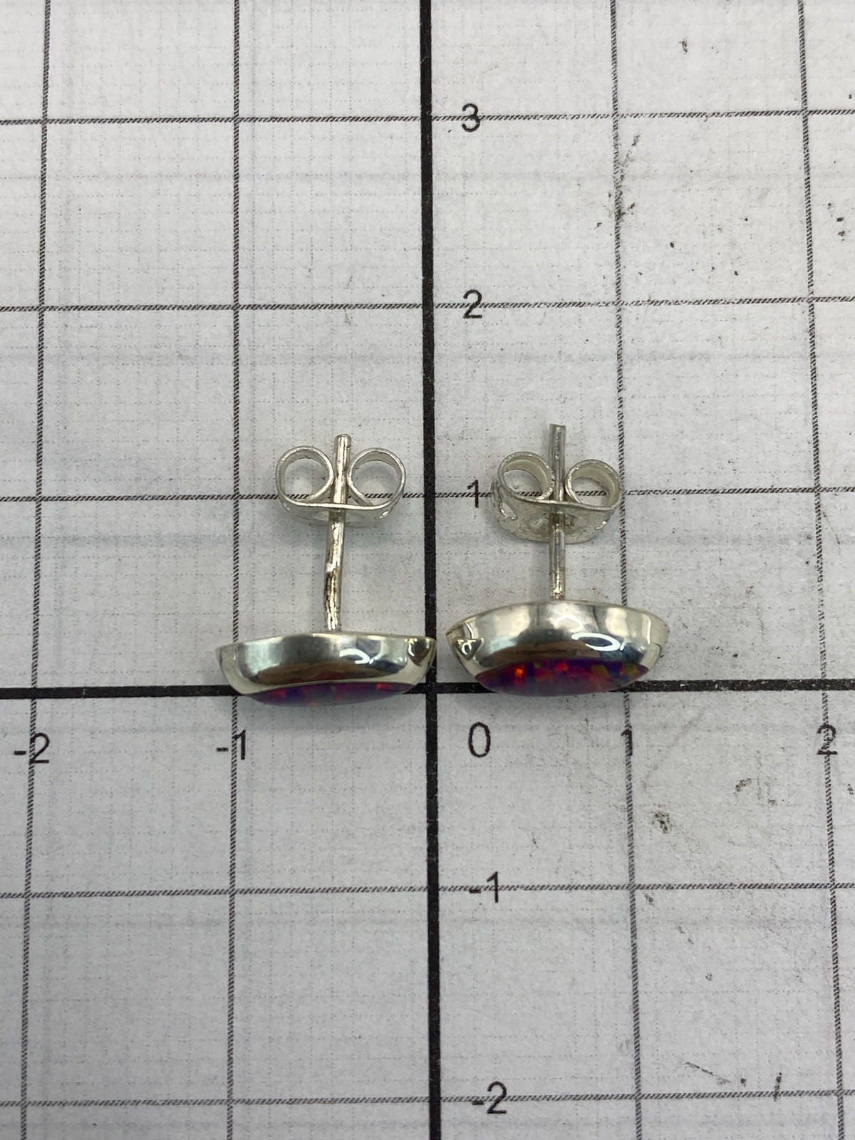 Aretes sobre medidor para demostrar el largo de 1.3 cm
