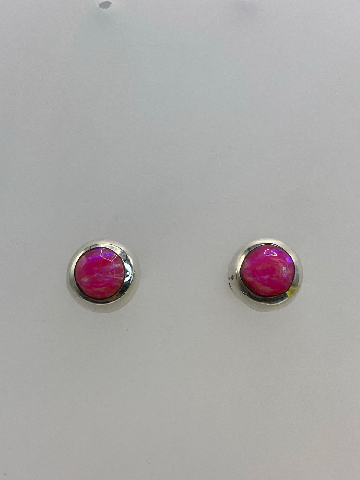 Par de aretes de plata 925 con ópalo de fuego rosa, vista frontal de ambas piedras