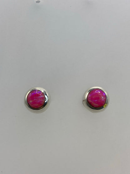 Par de aretes de plata 925 con ópalo de fuego rosa, vista frontal de ambas piedras
