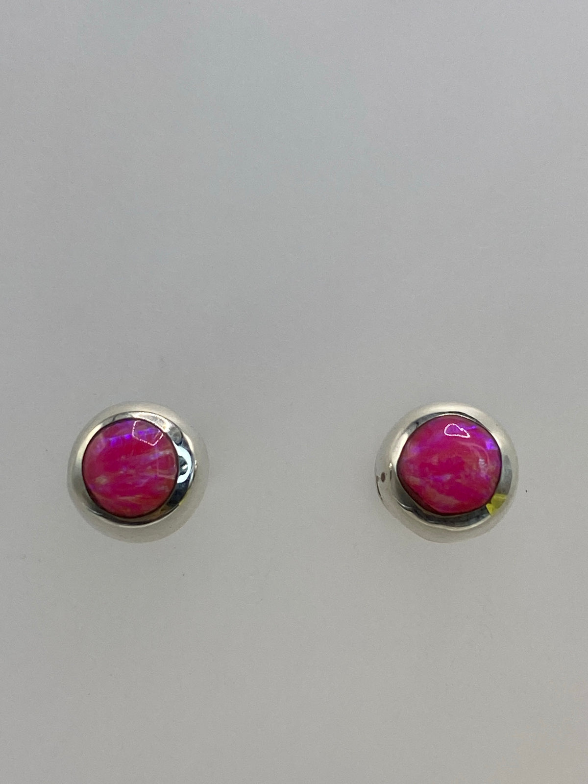 Aretes sobre regla de centímetros marcando 1.3 cm de largo