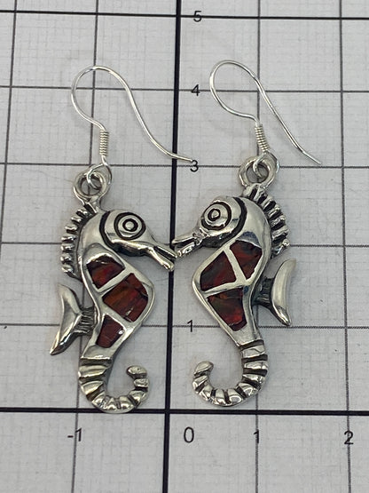 Aretes sobre fondo blanco mostrando el Quinto 950 y el trabajo artesanal de Taxco