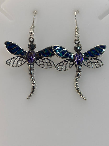 Par de aretes de plata 950 largos 4.8 cm con ópalo engastado, colgando de ganchos de pescador