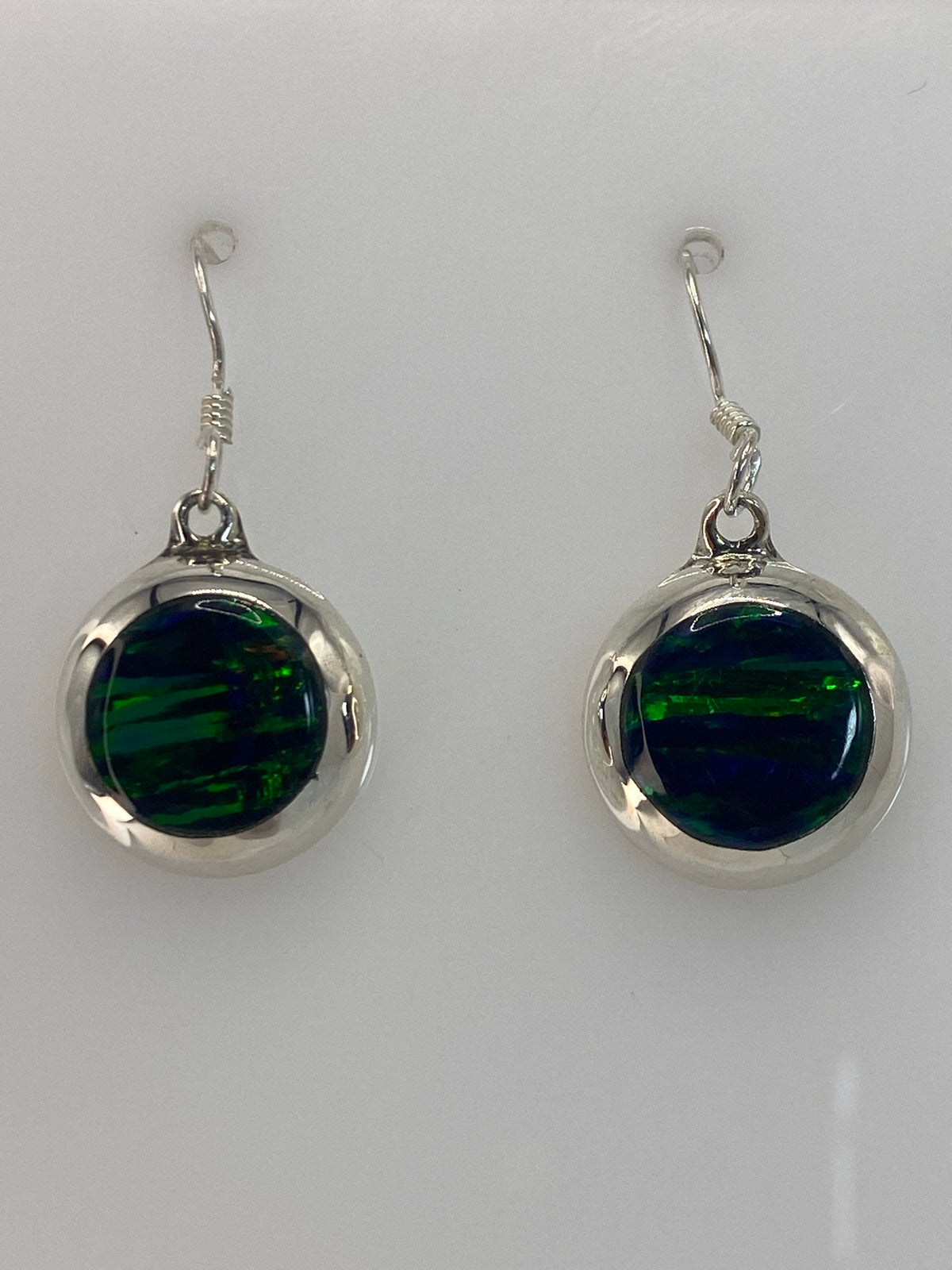 Par de aretes de plata con Ópalo de Fuego verde, colgando de ganchos de plata 925