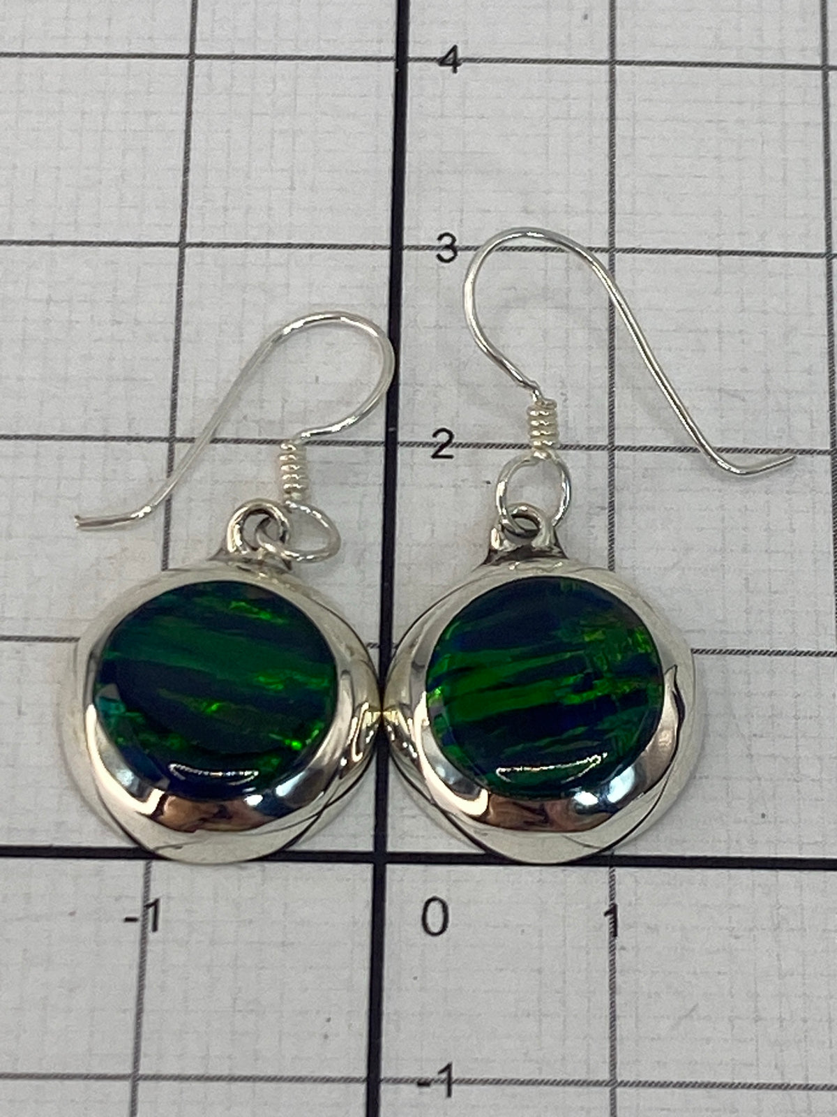 Aretes con reverso visible mostrando el sello 925 y la hechura a mano