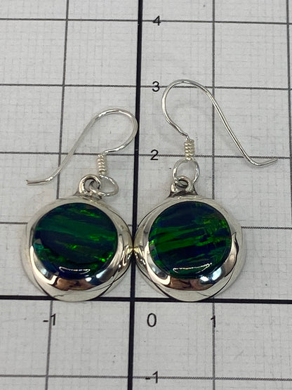 Aretes con reverso visible mostrando el sello 925 y la hechura a mano