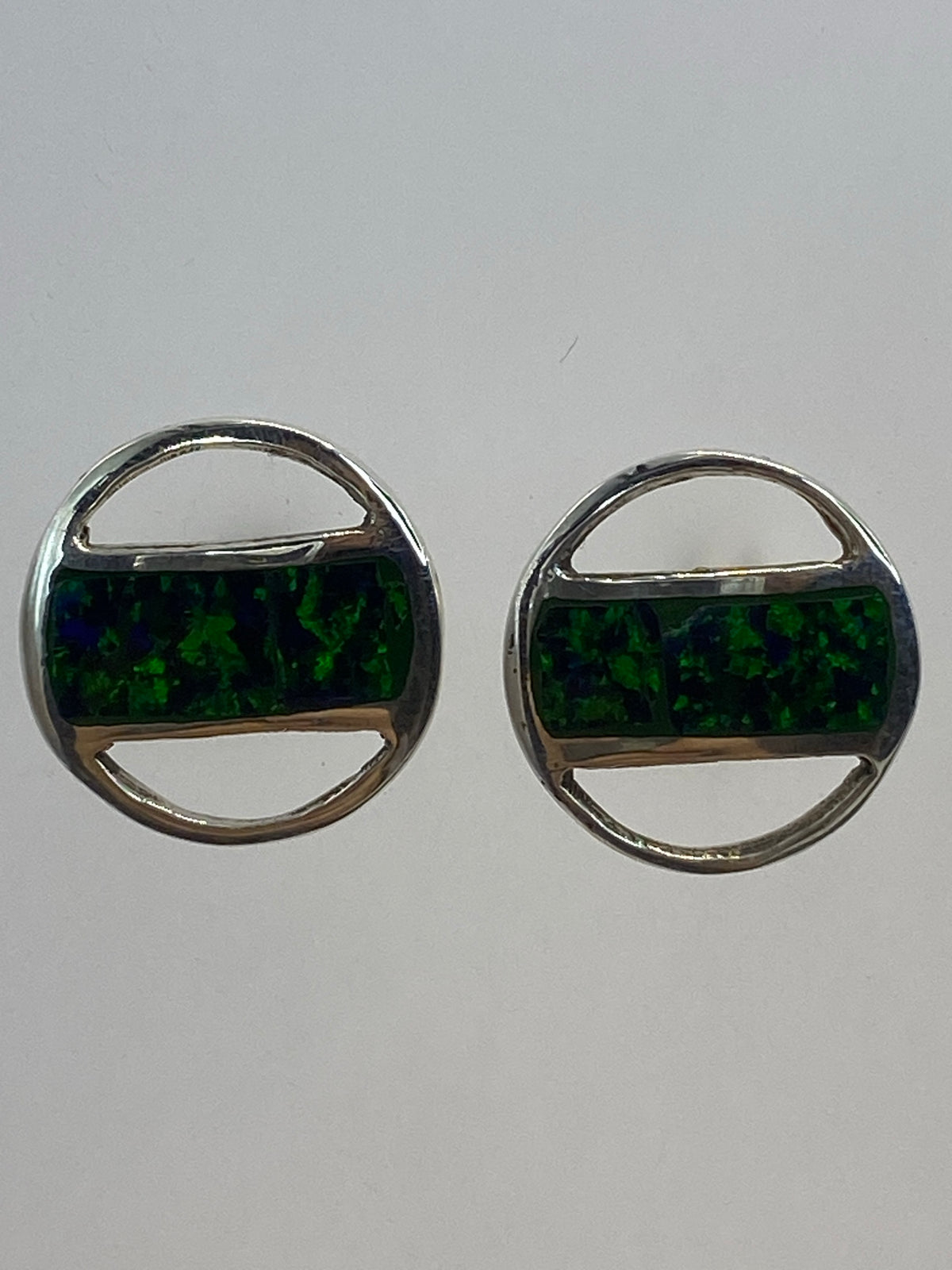 Par de aretes de plata 950 con opalo de fuego verde olivo engastado a mano