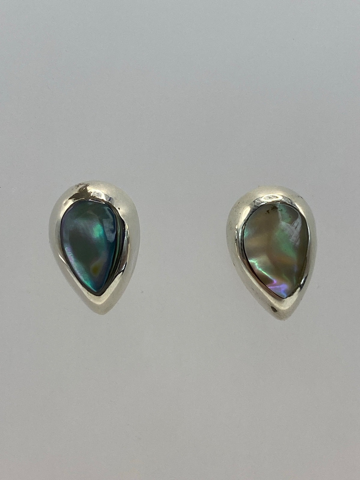 Par de aretes de plata 925 con incrustación de piedra multicolor, vista frontal